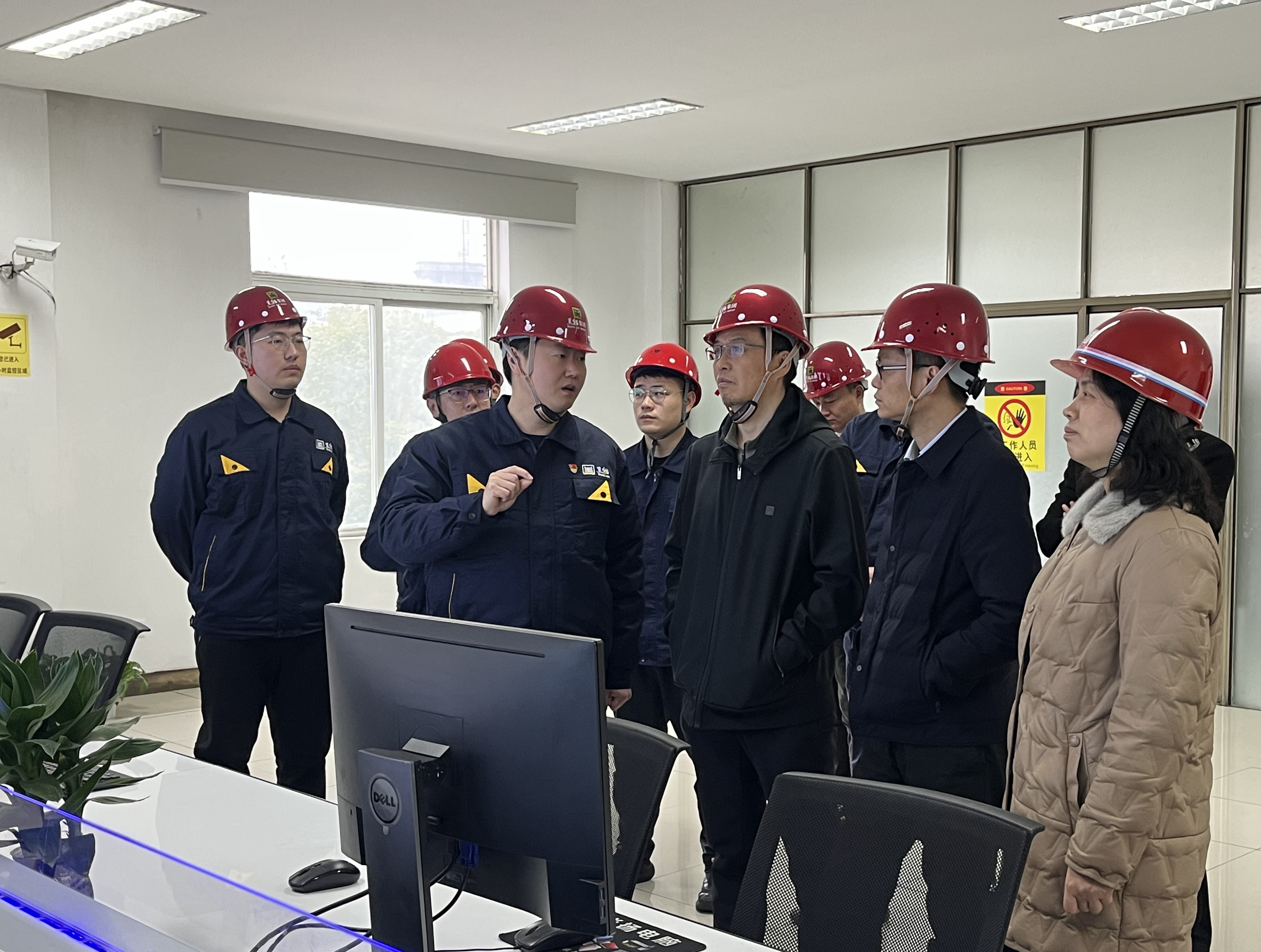 圖1 炭黑5、6號(hào)生產(chǎn)線調(diào)控室（集團(tuán)總部 彭佳敏攝）.jpg
